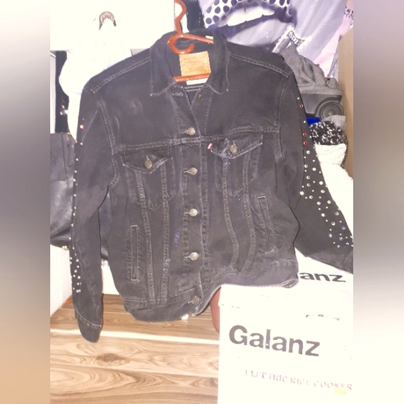Black rhinestone studded Levi's Jean jacket - Picture 2 of 5